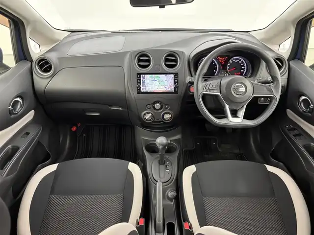 日産 ノート X 大阪府 2017(平29)年 5.6万km シャイニングブルー 純正ナビ（フルセグＴＶ／ＣＤ／ＤＶＤ／ＢＴ）/衝突被害軽減システム　/レーンキープ　/横滑り防止装置　　/オートライト　/純正フロアマット　/ステアリングスイッチ　/プッシュスタート　/電動格納式ドアミラー　/ＡＢＳ