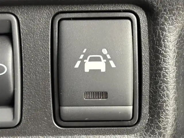 日産 ノート X 大阪府 2017(平29)年 5.6万km シャイニングブルー 純正ナビ（フルセグＴＶ／ＣＤ／ＤＶＤ／ＢＴ）/衝突被害軽減システム　/レーンキープ　/横滑り防止装置　　/オートライト　/純正フロアマット　/ステアリングスイッチ　/プッシュスタート　/電動格納式ドアミラー　/ＡＢＳ