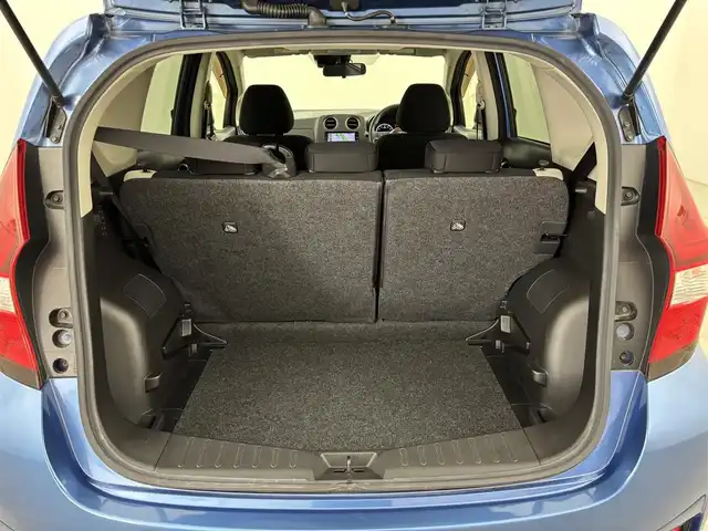 日産 ノート X 大阪府 2017(平29)年 5.6万km シャイニングブルー 純正ナビ（フルセグＴＶ／ＣＤ／ＤＶＤ／ＢＴ）/衝突被害軽減システム　/レーンキープ　/横滑り防止装置　　/オートライト　/純正フロアマット　/ステアリングスイッチ　/プッシュスタート　/電動格納式ドアミラー　/ＡＢＳ