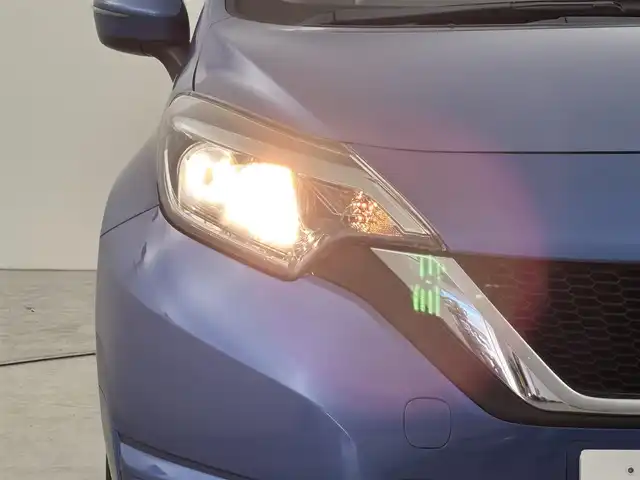 日産 ノート X 大阪府 2017(平29)年 5.6万km シャイニングブルー 純正ナビ（フルセグＴＶ／ＣＤ／ＤＶＤ／ＢＴ）/衝突被害軽減システム　/レーンキープ　/横滑り防止装置　　/オートライト　/純正フロアマット　/ステアリングスイッチ　/プッシュスタート　/電動格納式ドアミラー　/ＡＢＳ