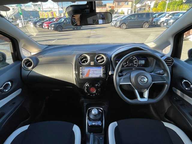 日産 ノート e－パワー X 静岡県 2017(平29)年 3.3万km スーパーブラック ●純正ナビ/(フルセグ/CD/Bluetooth/iPod)/(MJ116D-W)/●バックカメラ/●インテリジェントエマージェンシーブレーキ/●レーンキープアシスト/●フォグランプ/●オートライト/●ETC/●電動格納ウィンカーミラー/●レベライザー/●ドアバイザー/●スマートキー/●プッシュスタート/●社外フロアマット/●社外15インチアルミホイール/●ダブルSRS＋ABS/●保証書/●取扱説明書