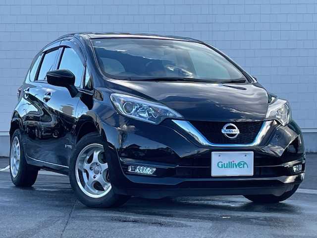 日産 ノート e－パワー X 静岡県 2017(平29)年 3.3万km スーパーブラック ●純正ナビ/(フルセグ/CD/Bluetooth/iPod)/(MJ116D-W)/●バックカメラ/●インテリジェントエマージェンシーブレーキ/●レーンキープアシスト/●フォグランプ/●オートライト/●ETC/●電動格納ウィンカーミラー/●レベライザー/●ドアバイザー/●スマートキー/●プッシュスタート/●社外フロアマット/●社外15インチアルミホイール/●ダブルSRS＋ABS/●保証書/●取扱説明書