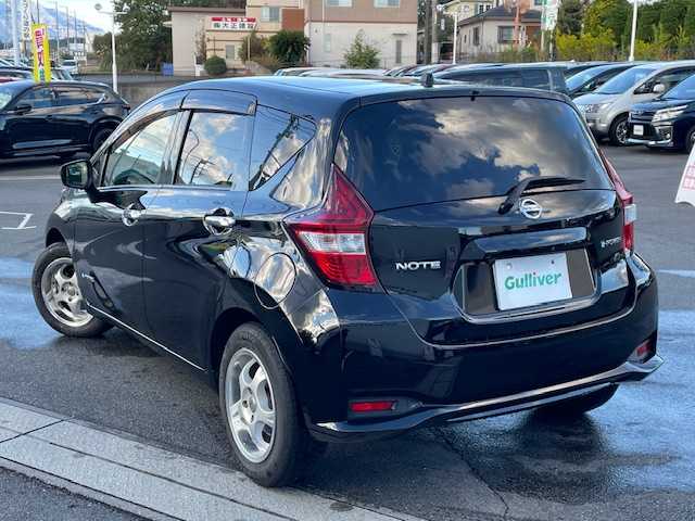 日産 ノート e－パワー X 静岡県 2017(平29)年 3.3万km スーパーブラック ●純正ナビ/(フルセグ/CD/Bluetooth/iPod)/(MJ116D-W)/●バックカメラ/●インテリジェントエマージェンシーブレーキ/●レーンキープアシスト/●フォグランプ/●オートライト/●ETC/●電動格納ウィンカーミラー/●レベライザー/●ドアバイザー/●スマートキー/●プッシュスタート/●社外フロアマット/●社外15インチアルミホイール/●ダブルSRS＋ABS/●保証書/●取扱説明書