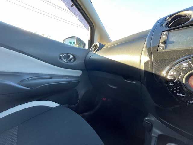 日産 ノート e－パワー X 静岡県 2017(平29)年 3.3万km スーパーブラック ●純正ナビ/(フルセグ/CD/Bluetooth/iPod)/(MJ116D-W)/●バックカメラ/●インテリジェントエマージェンシーブレーキ/●レーンキープアシスト/●フォグランプ/●オートライト/●ETC/●電動格納ウィンカーミラー/●レベライザー/●ドアバイザー/●スマートキー/●プッシュスタート/●社外フロアマット/●社外15インチアルミホイール/●ダブルSRS＋ABS/●保証書/●取扱説明書