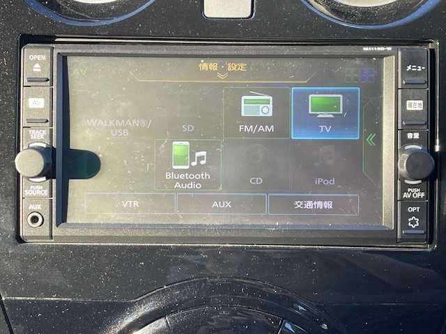 日産 ノート e－パワー X 静岡県 2017(平29)年 3.3万km スーパーブラック ●純正ナビ/(フルセグ/CD/Bluetooth/iPod)/(MJ116D-W)/●バックカメラ/●インテリジェントエマージェンシーブレーキ/●レーンキープアシスト/●フォグランプ/●オートライト/●ETC/●電動格納ウィンカーミラー/●レベライザー/●ドアバイザー/●スマートキー/●プッシュスタート/●社外フロアマット/●社外15インチアルミホイール/●ダブルSRS＋ABS/●保証書/●取扱説明書