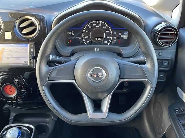 日産 ノート e－パワー X 静岡県 2017(平29)年 3.3万km スーパーブラック ●純正ナビ/(フルセグ/CD/Bluetooth/iPod)/(MJ116D-W)/●バックカメラ/●インテリジェントエマージェンシーブレーキ/●レーンキープアシスト/●フォグランプ/●オートライト/●ETC/●電動格納ウィンカーミラー/●レベライザー/●ドアバイザー/●スマートキー/●プッシュスタート/●社外フロアマット/●社外15インチアルミホイール/●ダブルSRS＋ABS/●保証書/●取扱説明書