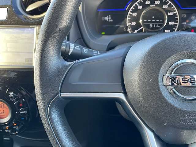 日産 ノート e－パワー X 静岡県 2017(平29)年 3.3万km スーパーブラック ●純正ナビ/(フルセグ/CD/Bluetooth/iPod)/(MJ116D-W)/●バックカメラ/●インテリジェントエマージェンシーブレーキ/●レーンキープアシスト/●フォグランプ/●オートライト/●ETC/●電動格納ウィンカーミラー/●レベライザー/●ドアバイザー/●スマートキー/●プッシュスタート/●社外フロアマット/●社外15インチアルミホイール/●ダブルSRS＋ABS/●保証書/●取扱説明書