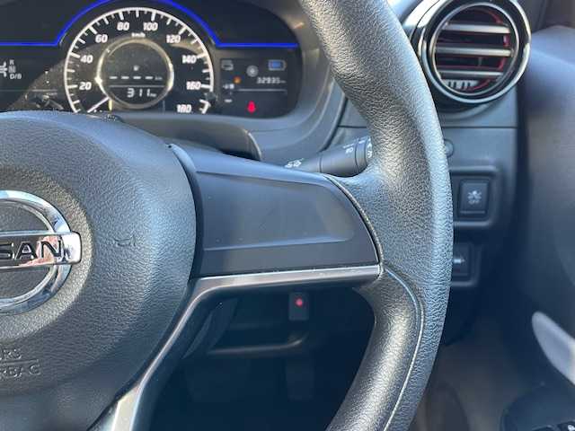 日産 ノート e－パワー X 静岡県 2017(平29)年 3.3万km スーパーブラック ●純正ナビ/(フルセグ/CD/Bluetooth/iPod)/(MJ116D-W)/●バックカメラ/●インテリジェントエマージェンシーブレーキ/●レーンキープアシスト/●フォグランプ/●オートライト/●ETC/●電動格納ウィンカーミラー/●レベライザー/●ドアバイザー/●スマートキー/●プッシュスタート/●社外フロアマット/●社外15インチアルミホイール/●ダブルSRS＋ABS/●保証書/●取扱説明書