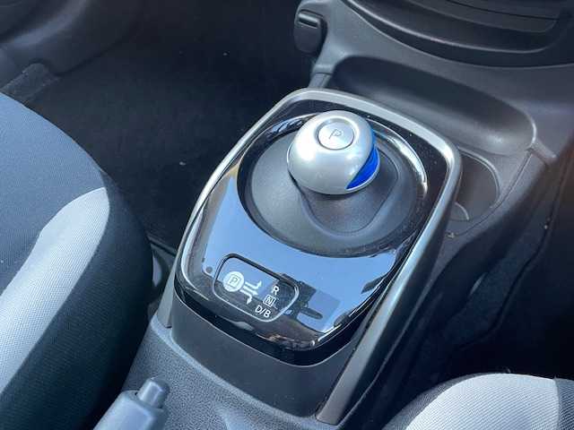 日産 ノート e－パワー X 静岡県 2017(平29)年 3.3万km スーパーブラック ●純正ナビ/(フルセグ/CD/Bluetooth/iPod)/(MJ116D-W)/●バックカメラ/●インテリジェントエマージェンシーブレーキ/●レーンキープアシスト/●フォグランプ/●オートライト/●ETC/●電動格納ウィンカーミラー/●レベライザー/●ドアバイザー/●スマートキー/●プッシュスタート/●社外フロアマット/●社外15インチアルミホイール/●ダブルSRS＋ABS/●保証書/●取扱説明書