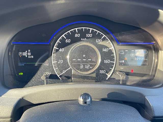 日産 ノート e－パワー X 静岡県 2017(平29)年 3.3万km スーパーブラック ●純正ナビ/(フルセグ/CD/Bluetooth/iPod)/(MJ116D-W)/●バックカメラ/●インテリジェントエマージェンシーブレーキ/●レーンキープアシスト/●フォグランプ/●オートライト/●ETC/●電動格納ウィンカーミラー/●レベライザー/●ドアバイザー/●スマートキー/●プッシュスタート/●社外フロアマット/●社外15インチアルミホイール/●ダブルSRS＋ABS/●保証書/●取扱説明書