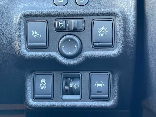 日産 ノート e－パワー X 静岡県 2017(平29)年 3.3万km スーパーブラック ●純正ナビ/(フルセグ/CD/Bluetooth/iPod)/(MJ116D-W)/●バックカメラ/●インテリジェントエマージェンシーブレーキ/●レーンキープアシスト/●フォグランプ/●オートライト/●ETC/●電動格納ウィンカーミラー/●レベライザー/●ドアバイザー/●スマートキー/●プッシュスタート/●社外フロアマット/●社外15インチアルミホイール/●ダブルSRS＋ABS/●保証書/●取扱説明書