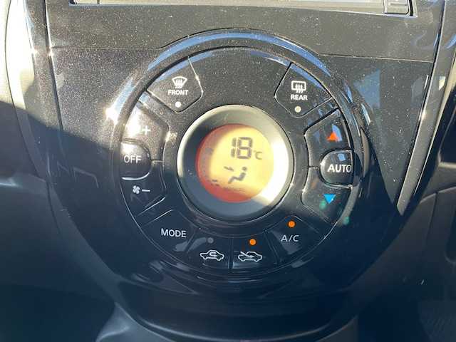 日産 ノート e－パワー X 静岡県 2017(平29)年 3.3万km スーパーブラック ●純正ナビ/(フルセグ/CD/Bluetooth/iPod)/(MJ116D-W)/●バックカメラ/●インテリジェントエマージェンシーブレーキ/●レーンキープアシスト/●フォグランプ/●オートライト/●ETC/●電動格納ウィンカーミラー/●レベライザー/●ドアバイザー/●スマートキー/●プッシュスタート/●社外フロアマット/●社外15インチアルミホイール/●ダブルSRS＋ABS/●保証書/●取扱説明書