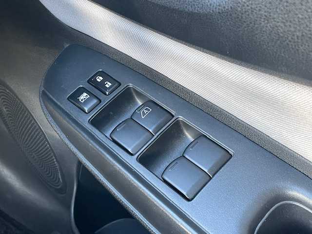 日産 ノート e－パワー X 静岡県 2017(平29)年 3.3万km スーパーブラック ●純正ナビ/(フルセグ/CD/Bluetooth/iPod)/(MJ116D-W)/●バックカメラ/●インテリジェントエマージェンシーブレーキ/●レーンキープアシスト/●フォグランプ/●オートライト/●ETC/●電動格納ウィンカーミラー/●レベライザー/●ドアバイザー/●スマートキー/●プッシュスタート/●社外フロアマット/●社外15インチアルミホイール/●ダブルSRS＋ABS/●保証書/●取扱説明書