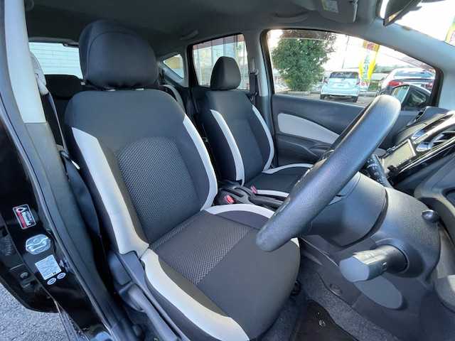 日産 ノート e－パワー X 静岡県 2017(平29)年 3.3万km スーパーブラック ●純正ナビ/(フルセグ/CD/Bluetooth/iPod)/(MJ116D-W)/●バックカメラ/●インテリジェントエマージェンシーブレーキ/●レーンキープアシスト/●フォグランプ/●オートライト/●ETC/●電動格納ウィンカーミラー/●レベライザー/●ドアバイザー/●スマートキー/●プッシュスタート/●社外フロアマット/●社外15インチアルミホイール/●ダブルSRS＋ABS/●保証書/●取扱説明書