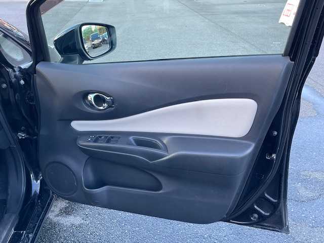 日産 ノート e－パワー X 静岡県 2017(平29)年 3.3万km スーパーブラック ●純正ナビ/(フルセグ/CD/Bluetooth/iPod)/(MJ116D-W)/●バックカメラ/●インテリジェントエマージェンシーブレーキ/●レーンキープアシスト/●フォグランプ/●オートライト/●ETC/●電動格納ウィンカーミラー/●レベライザー/●ドアバイザー/●スマートキー/●プッシュスタート/●社外フロアマット/●社外15インチアルミホイール/●ダブルSRS＋ABS/●保証書/●取扱説明書