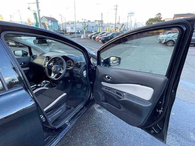 日産 ノート e－パワー X 静岡県 2017(平29)年 3.3万km スーパーブラック ●純正ナビ/(フルセグ/CD/Bluetooth/iPod)/(MJ116D-W)/●バックカメラ/●インテリジェントエマージェンシーブレーキ/●レーンキープアシスト/●フォグランプ/●オートライト/●ETC/●電動格納ウィンカーミラー/●レベライザー/●ドアバイザー/●スマートキー/●プッシュスタート/●社外フロアマット/●社外15インチアルミホイール/●ダブルSRS＋ABS/●保証書/●取扱説明書