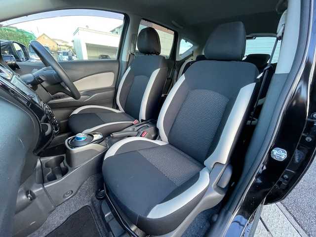 日産 ノート e－パワー X 静岡県 2017(平29)年 3.3万km スーパーブラック ●純正ナビ/(フルセグ/CD/Bluetooth/iPod)/(MJ116D-W)/●バックカメラ/●インテリジェントエマージェンシーブレーキ/●レーンキープアシスト/●フォグランプ/●オートライト/●ETC/●電動格納ウィンカーミラー/●レベライザー/●ドアバイザー/●スマートキー/●プッシュスタート/●社外フロアマット/●社外15インチアルミホイール/●ダブルSRS＋ABS/●保証書/●取扱説明書