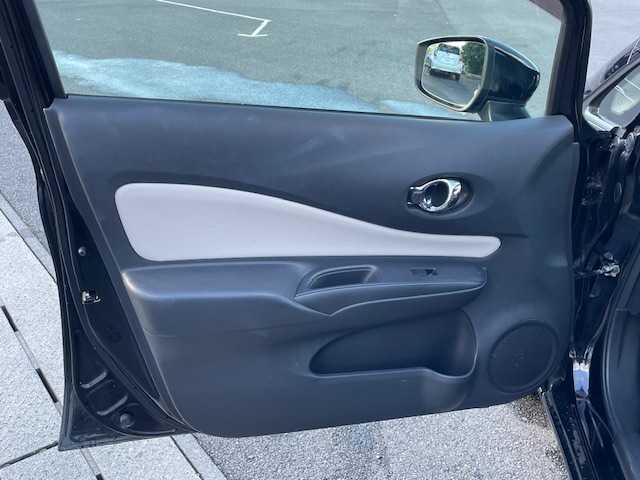 日産 ノート e－パワー X 静岡県 2017(平29)年 3.3万km スーパーブラック ●純正ナビ/(フルセグ/CD/Bluetooth/iPod)/(MJ116D-W)/●バックカメラ/●インテリジェントエマージェンシーブレーキ/●レーンキープアシスト/●フォグランプ/●オートライト/●ETC/●電動格納ウィンカーミラー/●レベライザー/●ドアバイザー/●スマートキー/●プッシュスタート/●社外フロアマット/●社外15インチアルミホイール/●ダブルSRS＋ABS/●保証書/●取扱説明書