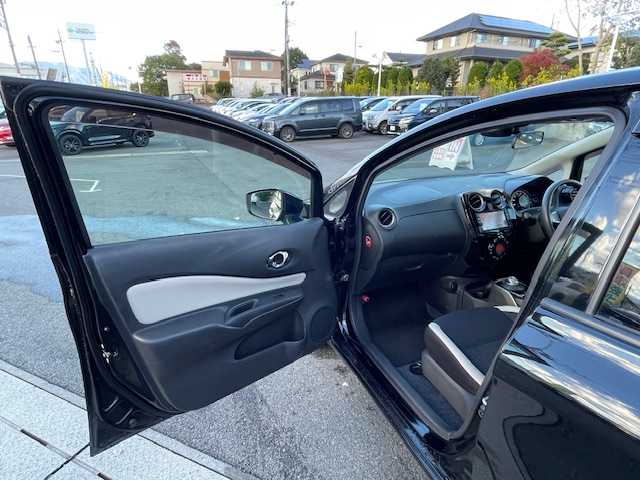 日産 ノート e－パワー X 静岡県 2017(平29)年 3.3万km スーパーブラック ●純正ナビ/(フルセグ/CD/Bluetooth/iPod)/(MJ116D-W)/●バックカメラ/●インテリジェントエマージェンシーブレーキ/●レーンキープアシスト/●フォグランプ/●オートライト/●ETC/●電動格納ウィンカーミラー/●レベライザー/●ドアバイザー/●スマートキー/●プッシュスタート/●社外フロアマット/●社外15インチアルミホイール/●ダブルSRS＋ABS/●保証書/●取扱説明書