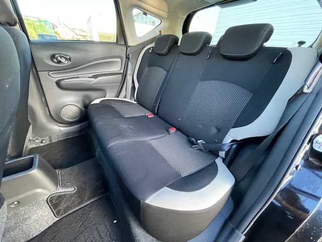 日産 ノート e－パワー X 静岡県 2017(平29)年 3.3万km スーパーブラック ●純正ナビ/(フルセグ/CD/Bluetooth/iPod)/(MJ116D-W)/●バックカメラ/●インテリジェントエマージェンシーブレーキ/●レーンキープアシスト/●フォグランプ/●オートライト/●ETC/●電動格納ウィンカーミラー/●レベライザー/●ドアバイザー/●スマートキー/●プッシュスタート/●社外フロアマット/●社外15インチアルミホイール/●ダブルSRS＋ABS/●保証書/●取扱説明書