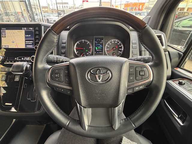 トヨタ グランエース プレミアム 宮城県 2023(令5)年 1.9万km ブラック 登録時走行距離１８５３３ｋｍ/ワンオーナー/両側パワースライドドア/フリップダウン/全方位カメラ/レーダークルーズコントロール/ＥＴＣ２．０/純正ドライブレコーダー/ＬＥＤヘッドライト/全席パワーシート/全席シートヒーター/純正ナビ/・フルセグテレビ/・ミラキャスト/・Bluetooth/・CD/DVD/・FM/AM/デジタルインナーミラー/プリクラッシュセーフティ/ブラインドスポットモニター/レーンキープアシスト/クリアランスソナー/オートライト/オートマチックハイビーム/アイドリングすトプ/横滑り防止機能/プッシュスタート/スマートキー/ステアリングリモコン/ウインカーミラー/電格ミラー/フォグランプ/ドアバイザー