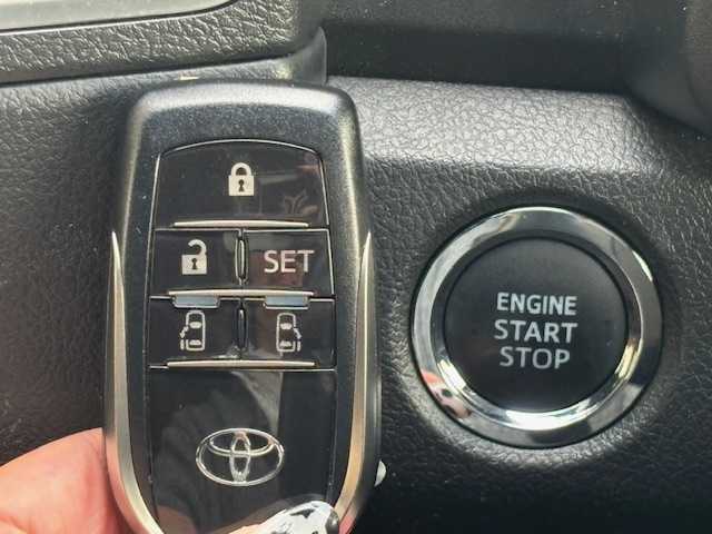 トヨタ グランエース プレミアム 宮城県 2023(令5)年 1.9万km ブラック 登録時走行距離１８５３３ｋｍ/ワンオーナー/両側パワースライドドア/フリップダウン/全方位カメラ/レーダークルーズコントロール/ＥＴＣ２．０/純正ドライブレコーダー/ＬＥＤヘッドライト/全席パワーシート/全席シートヒーター/純正ナビ/・フルセグテレビ/・ミラキャスト/・Bluetooth/・CD/DVD/・FM/AM/デジタルインナーミラー/プリクラッシュセーフティ/ブラインドスポットモニター/レーンキープアシスト/クリアランスソナー/オートライト/オートマチックハイビーム/アイドリングすトプ/横滑り防止機能/プッシュスタート/スマートキー/ステアリングリモコン/ウインカーミラー/電格ミラー/フォグランプ/ドアバイザー