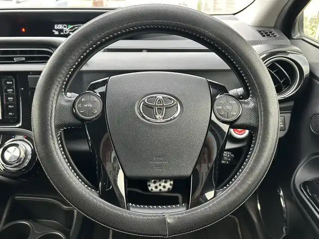 トヨタ アクア G G’s 兵庫県 2015(平27)年 6.3万km ブラックマイカ ワンオーナー/純正ナビ(NSZT-W64T)/・FM/AM/Bluetooth/・CD/DVD再生/フルセグTV/・バックカメラ/純正17インチAW/ビルトインETC/前方ドライブレコーダー/純正フロアマット/ハーフレザーシート/ドアバイザー/オートライト/LEDヘッドライト/社外マフラー/ステアリングスイッチ/電格ミラー/スマートキー×/スタッドレスタイヤ積み込み(175/65/R15)/＋社外AW