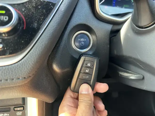 トヨタ カローラ クロス ハイブリッド Z 鹿児島県 2022(令4)年 9.6万km セメントグレーメタリック ワンオーナー/トヨタセーフティセンス/-プロアクティブドライビングアシスト/-プリクラッシュセーフティー/-レーダークルーズコントロール/-レーントレーシングアシスト/-パーキングサポートブレーキ/純正ナビ/(Bluetooth/フルセグTV/DVD)/バックカメラ/LEDヘッドライト/前後ドライブレコーダー/シートヒーター/純正18インチアルミホイール/スマートキー/ETC