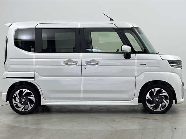 スズキ スペーシア カスタム HYBRID XS 道央・札幌 2024(令6)年 0.7万km ピュアホワイトP ・4WD/・純正ナビ&CD&DVD&SD&BT&TV/・両側パワースライドドア/・スズキセーフティサポート/・レーダークルーズコントロール/・コーナーセンサー/・ヘッドアップディスプレイ/・アイドリングストップ/・横滑り防止装置/・前席シートヒーター/・ステアリングヒーター/・LEDヘッドライト/・オートライト/・スマートキー