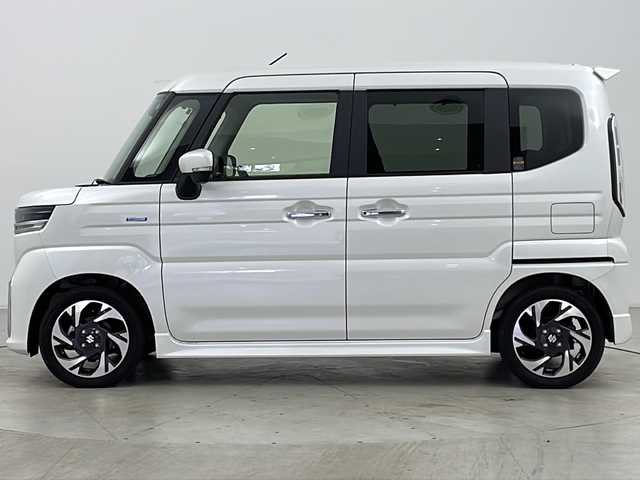 スズキ スペーシア カスタム HYBRID XS 道央・札幌 2024(令6)年 0.7万km ピュアホワイトP ・4WD/・純正ナビ&CD&DVD&SD&BT&TV/・両側パワースライドドア/・スズキセーフティサポート/・レーダークルーズコントロール/・コーナーセンサー/・ヘッドアップディスプレイ/・アイドリングストップ/・横滑り防止装置/・前席シートヒーター/・ステアリングヒーター/・LEDヘッドライト/・オートライト/・スマートキー