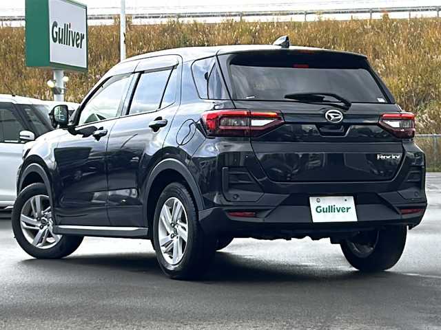 ダイハツ ロッキー X 青森県 2021(令3)年 2.9万km ブラックマイカメタリック ・寒冷地仕様/・4WD/・純正ナビ/・フルセグ/・バックカメラ/・CD/DVD/SD/Bluetooth/・衝突被害軽減ブレーキ/・レーンキープアシスト/・ワイパーデアイサ/・オートライト/・LEDヘットライト/・前席シートヒーター/・アイドリングストップ/・プッシュスタート/・スマートキー/・スペアキー１本/・電動格納ウィンカーミラー/・純正エンジンスターター/・純正ドライブレコーダー/・純正フロアマット/・純正ドアバイザー/・純正16AW/・スタッドレス積込/・保証書・取説あり