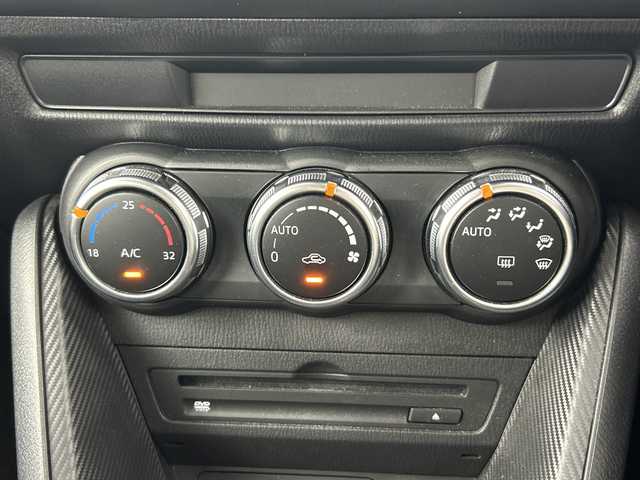 マツダ ＣＸ－３ XD 愛知県 2015(平27)年 2.8万km クリスタルホワイトパールマイカ メーカーオプション/セーフティパッケージ/(BSM/車線逸脱警報/ハイビームコントロールシステム)/LEDコンフォートパッケージ/（クルーズコントロール/LEDヘッドライト）/装備/純正7インチＳＤナビ/（ＤＶＤ/ＣＤ/フルセグ/Bluetooth/ＡＭ/ＦＭ）/スマートシティブレーキサポート/バックカメラ/スマートキー/ＬＥＤライト/純正１６インチＡＷ/純正フロアマット/横滑り防止