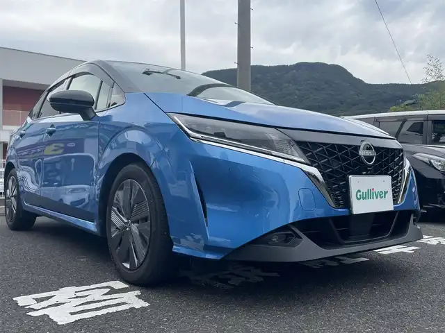 日産 ノート X 長崎県 2021(令3)年 1.8万km ビビットブルー / スーパーブラック 2トーン ワンオーナー/純正ナビ/・AM/FM/BT/CD/フルセグTV/バックカメラ/ステアリングスイッチ/AUTO HOLD/LDA/エマージェンシーブレーキ/標識検知/駐車支援/車速連動ワイパー/ウェルカムヘッドライト/前方ドライブレコーダー/ビルトインETC/電動格納ウィンカーミラー/フロアマット/ドアバイザー/保証書/取扱説明書/ナビ取扱説明書/スペアキー