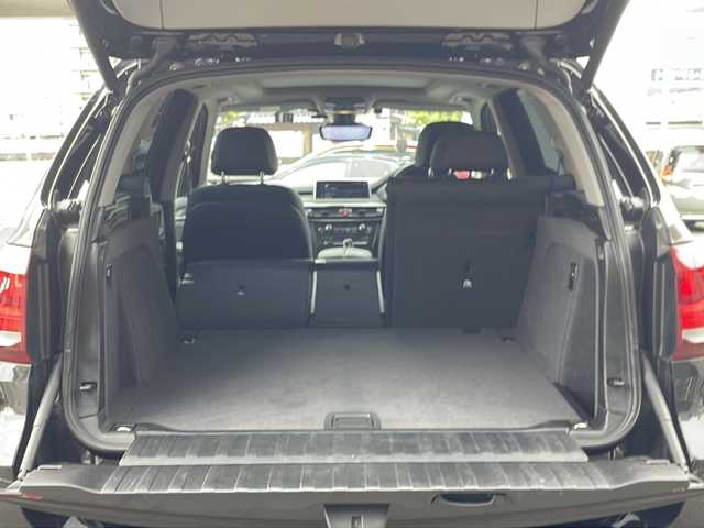 ＢＭＷ Ｘ５ xDrive 35d 愛知県 2017(平29)年 8.2万km サファイアブラックP /禁煙車//純正ナビ//バックカメラ//フルセグTV・USB・AUX・CD・DVD・音楽ライブラリ//前後ドライブレコーダー//純正19インチアルミホイール//ルーフレール//デジタルルームミラー//レザーシート//シートヒーター(前席・後席左右)//前席パワーシート//電動ランバーサポート//フロアマット//パワーバックドア//ヒルディセントコントロール//インテリジェントセーフティ//衝突警告//歩行者警告//車線逸脱警告//車線変更警告//アダプティブクルーズコントロール(ACC)//前後コーナーセンサー//横滑り防止//アイドリングストップ//LEDヘッドライト//オートライト//フロント・リヤフォグランプ//ドライブモード(SPORT・COMFORT・ECO PRO)//電子パーキングブレーキ//オートブレーキホールド//スペアキー//保証書//取扱説明書