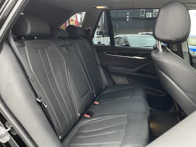 ＢＭＷ Ｘ５ xDrive 35d 愛知県 2017(平29)年 8.2万km サファイアブラックP /禁煙車//純正ナビ//バックカメラ//フルセグTV・USB・AUX・CD・DVD・音楽ライブラリ//前後ドライブレコーダー//純正19インチアルミホイール//ルーフレール//デジタルルームミラー//レザーシート//シートヒーター(前席・後席左右)//前席パワーシート//電動ランバーサポート//フロアマット//パワーバックドア//ヒルディセントコントロール//インテリジェントセーフティ//衝突警告//歩行者警告//車線逸脱警告//車線変更警告//アダプティブクルーズコントロール(ACC)//前後コーナーセンサー//横滑り防止//アイドリングストップ//LEDヘッドライト//オートライト//フロント・リヤフォグランプ//ドライブモード(SPORT・COMFORT・ECO PRO)//電子パーキングブレーキ//オートブレーキホールド//スペアキー//保証書//取扱説明書