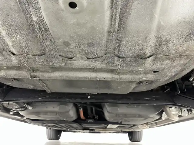 ホンダ フィット e:HEVホーム 福島県 2023(令5)年 2.4万km ゴールド ホンダセンシング/・衝突被害軽減システム/・誤発進抑制機能/・車線逸脱防止機能/・歩行者事故低減システム/・車線維持アシスト/・先行車発進お知らせ機能/・標識認識機能/・コーナーセンサー/純正9インチインターナビ/・フルセグ/TV/BT/SD/CD/DVD/USB/AM/FM/バックカメラ/ACC/LEDオートライト/・フォグランプ/・オートハイビーム/・オートマチックハイビーム/ハーフレザーシート/・チップアップシート/純正アルミホイール付きサマータイヤ/革ステアリング/・ステアリングリモコン/電子パーキング/・ブレーキホールド/電動格納ミラー/・ウィンカーミラー/・オートミラー/アイドリングストップ/ETC/前後ドラレコ/純正ドアバイザー/純正フロアマット/プッシュスタート/・スマートキー/・スペアキー