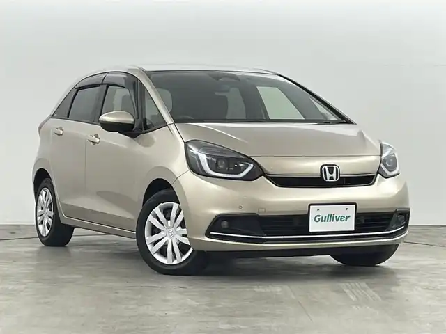 ホンダ フィット e:HEVホーム 福島県 2023(令5)年 2.4万km ゴールド ホンダセンシング/・衝突被害軽減システム/・誤発進抑制機能/・車線逸脱防止機能/・歩行者事故低減システム/・車線維持アシスト/・先行車発進お知らせ機能/・標識認識機能/・コーナーセンサー/純正9インチインターナビ/・フルセグ/TV/BT/SD/CD/DVD/USB/AM/FM/バックカメラ/ACC/LEDオートライト/・フォグランプ/・オートハイビーム/・オートマチックハイビーム/ハーフレザーシート/・チップアップシート/純正アルミホイール付きサマータイヤ/革ステアリング/・ステアリングリモコン/電子パーキング/・ブレーキホールド/電動格納ミラー/・ウィンカーミラー/・オートミラー/アイドリングストップ/ETC/前後ドラレコ/純正ドアバイザー/純正フロアマット/プッシュスタート/・スマートキー/・スペアキー
