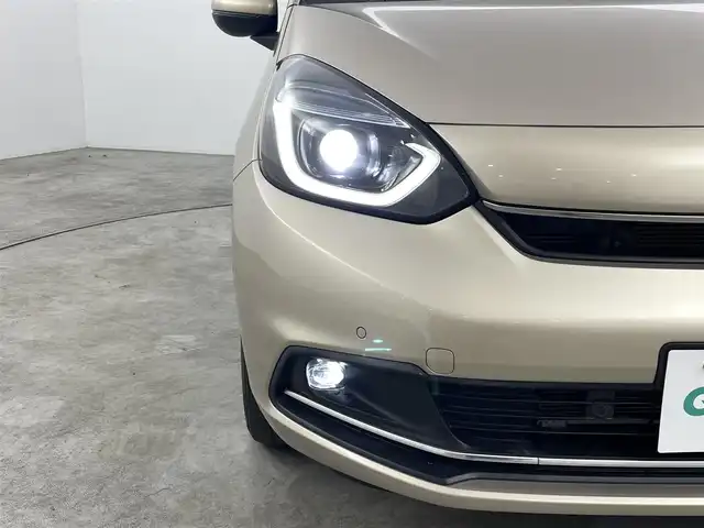 ホンダ フィット e:HEVホーム 福島県 2023(令5)年 2.4万km ゴールド ホンダセンシング/・衝突被害軽減システム/・誤発進抑制機能/・車線逸脱防止機能/・歩行者事故低減システム/・車線維持アシスト/・先行車発進お知らせ機能/・標識認識機能/・コーナーセンサー/純正9インチインターナビ/・フルセグ/TV/BT/SD/CD/DVD/USB/AM/FM/バックカメラ/ACC/LEDオートライト/・フォグランプ/・オートハイビーム/・オートマチックハイビーム/ハーフレザーシート/・チップアップシート/純正アルミホイール付きサマータイヤ/革ステアリング/・ステアリングリモコン/電子パーキング/・ブレーキホールド/電動格納ミラー/・ウィンカーミラー/・オートミラー/アイドリングストップ/ETC/前後ドラレコ/純正ドアバイザー/純正フロアマット/プッシュスタート/・スマートキー/・スペアキー