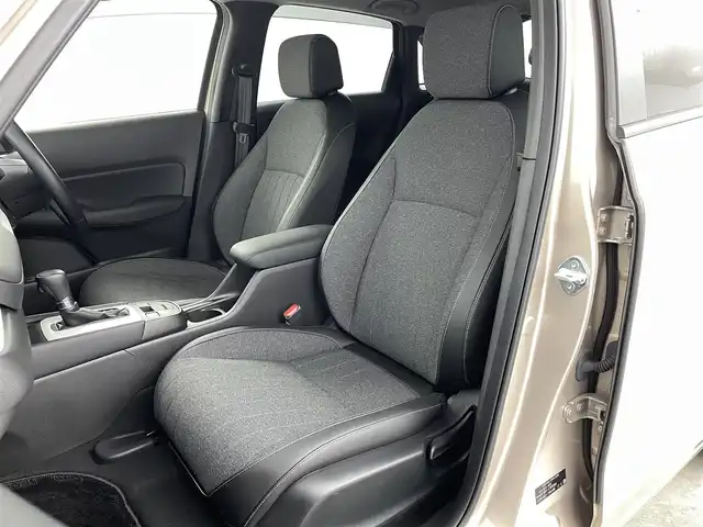 ホンダ フィット e:HEVホーム 福島県 2023(令5)年 2.4万km ゴールド ホンダセンシング/・衝突被害軽減システム/・誤発進抑制機能/・車線逸脱防止機能/・歩行者事故低減システム/・車線維持アシスト/・先行車発進お知らせ機能/・標識認識機能/・コーナーセンサー/純正9インチインターナビ/・フルセグ/TV/BT/SD/CD/DVD/USB/AM/FM/バックカメラ/ACC/LEDオートライト/・フォグランプ/・オートハイビーム/・オートマチックハイビーム/ハーフレザーシート/・チップアップシート/純正アルミホイール付きサマータイヤ/革ステアリング/・ステアリングリモコン/電子パーキング/・ブレーキホールド/電動格納ミラー/・ウィンカーミラー/・オートミラー/アイドリングストップ/ETC/前後ドラレコ/純正ドアバイザー/純正フロアマット/プッシュスタート/・スマートキー/・スペアキー