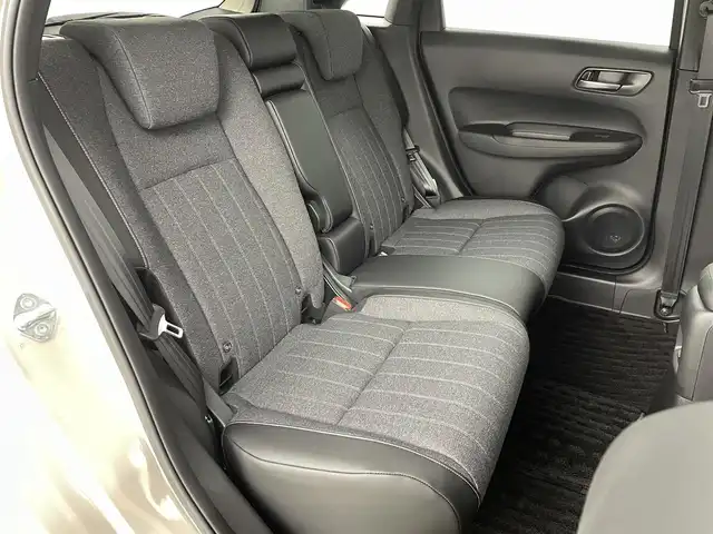 ホンダ フィット e:HEVホーム 福島県 2023(令5)年 2.4万km ゴールド ホンダセンシング/・衝突被害軽減システム/・誤発進抑制機能/・車線逸脱防止機能/・歩行者事故低減システム/・車線維持アシスト/・先行車発進お知らせ機能/・標識認識機能/・コーナーセンサー/純正9インチインターナビ/・フルセグ/TV/BT/SD/CD/DVD/USB/AM/FM/バックカメラ/ACC/LEDオートライト/・フォグランプ/・オートハイビーム/・オートマチックハイビーム/ハーフレザーシート/・チップアップシート/純正アルミホイール付きサマータイヤ/革ステアリング/・ステアリングリモコン/電子パーキング/・ブレーキホールド/電動格納ミラー/・ウィンカーミラー/・オートミラー/アイドリングストップ/ETC/前後ドラレコ/純正ドアバイザー/純正フロアマット/プッシュスタート/・スマートキー/・スペアキー