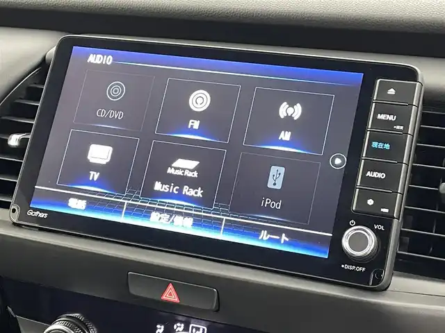 ホンダ フィット e:HEVホーム 福島県 2023(令5)年 2.4万km ゴールド ホンダセンシング/・衝突被害軽減システム/・誤発進抑制機能/・車線逸脱防止機能/・歩行者事故低減システム/・車線維持アシスト/・先行車発進お知らせ機能/・標識認識機能/・コーナーセンサー/純正9インチインターナビ/・フルセグ/TV/BT/SD/CD/DVD/USB/AM/FM/バックカメラ/ACC/LEDオートライト/・フォグランプ/・オートハイビーム/・オートマチックハイビーム/ハーフレザーシート/・チップアップシート/純正アルミホイール付きサマータイヤ/革ステアリング/・ステアリングリモコン/電子パーキング/・ブレーキホールド/電動格納ミラー/・ウィンカーミラー/・オートミラー/アイドリングストップ/ETC/前後ドラレコ/純正ドアバイザー/純正フロアマット/プッシュスタート/・スマートキー/・スペアキー