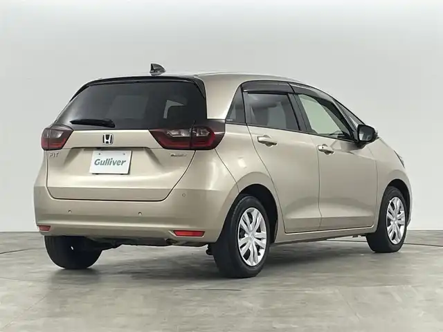 ホンダ フィット e:HEVホーム 福島県 2023(令5)年 2.4万km ゴールド ホンダセンシング/・衝突被害軽減システム/・誤発進抑制機能/・車線逸脱防止機能/・歩行者事故低減システム/・車線維持アシスト/・先行車発進お知らせ機能/・標識認識機能/・コーナーセンサー/純正9インチインターナビ/・フルセグ/TV/BT/SD/CD/DVD/USB/AM/FM/バックカメラ/ACC/LEDオートライト/・フォグランプ/・オートハイビーム/・オートマチックハイビーム/ハーフレザーシート/・チップアップシート/純正アルミホイール付きサマータイヤ/革ステアリング/・ステアリングリモコン/電子パーキング/・ブレーキホールド/電動格納ミラー/・ウィンカーミラー/・オートミラー/アイドリングストップ/ETC/前後ドラレコ/純正ドアバイザー/純正フロアマット/プッシュスタート/・スマートキー/・スペアキー