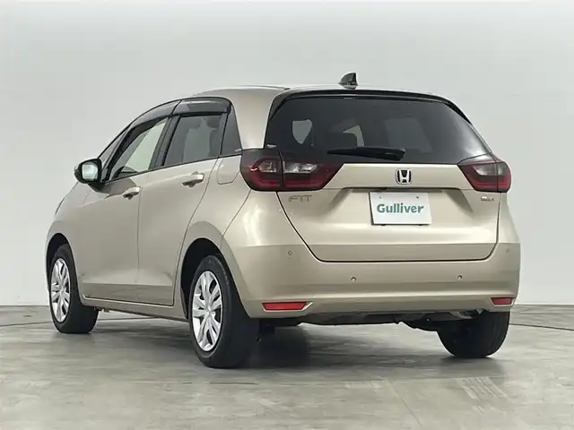 ホンダ フィット e:HEVホーム 福島県 2023(令5)年 2.4万km ゴールド ホンダセンシング/・衝突被害軽減システム/・誤発進抑制機能/・車線逸脱防止機能/・歩行者事故低減システム/・車線維持アシスト/・先行車発進お知らせ機能/・標識認識機能/・コーナーセンサー/純正9インチインターナビ/・フルセグ/TV/BT/SD/CD/DVD/USB/AM/FM/バックカメラ/ACC/LEDオートライト/・フォグランプ/・オートハイビーム/・オートマチックハイビーム/ハーフレザーシート/・チップアップシート/純正アルミホイール付きサマータイヤ/革ステアリング/・ステアリングリモコン/電子パーキング/・ブレーキホールド/電動格納ミラー/・ウィンカーミラー/・オートミラー/アイドリングストップ/ETC/前後ドラレコ/純正ドアバイザー/純正フロアマット/プッシュスタート/・スマートキー/・スペアキー