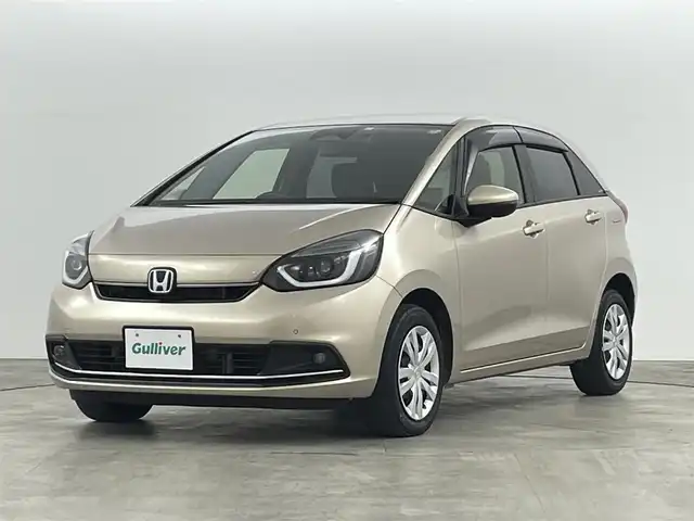 ホンダ フィット e:HEVホーム 福島県 2023(令5)年 2.4万km ゴールド ホンダセンシング/・衝突被害軽減システム/・誤発進抑制機能/・車線逸脱防止機能/・歩行者事故低減システム/・車線維持アシスト/・先行車発進お知らせ機能/・標識認識機能/・コーナーセンサー/純正9インチインターナビ/・フルセグ/TV/BT/SD/CD/DVD/USB/AM/FM/バックカメラ/ACC/LEDオートライト/・フォグランプ/・オートハイビーム/・オートマチックハイビーム/ハーフレザーシート/・チップアップシート/純正アルミホイール付きサマータイヤ/革ステアリング/・ステアリングリモコン/電子パーキング/・ブレーキホールド/電動格納ミラー/・ウィンカーミラー/・オートミラー/アイドリングストップ/ETC/前後ドラレコ/純正ドアバイザー/純正フロアマット/プッシュスタート/・スマートキー/・スペアキー