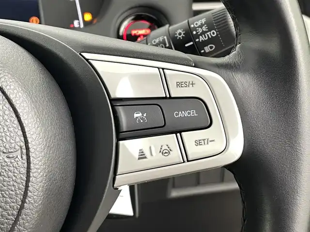 ホンダ フィット e:HEVホーム 福島県 2023(令5)年 2.4万km ゴールド ホンダセンシング/・衝突被害軽減システム/・誤発進抑制機能/・車線逸脱防止機能/・歩行者事故低減システム/・車線維持アシスト/・先行車発進お知らせ機能/・標識認識機能/・コーナーセンサー/純正9インチインターナビ/・フルセグ/TV/BT/SD/CD/DVD/USB/AM/FM/バックカメラ/ACC/LEDオートライト/・フォグランプ/・オートハイビーム/・オートマチックハイビーム/ハーフレザーシート/・チップアップシート/純正アルミホイール付きサマータイヤ/革ステアリング/・ステアリングリモコン/電子パーキング/・ブレーキホールド/電動格納ミラー/・ウィンカーミラー/・オートミラー/アイドリングストップ/ETC/前後ドラレコ/純正ドアバイザー/純正フロアマット/プッシュスタート/・スマートキー/・スペアキー