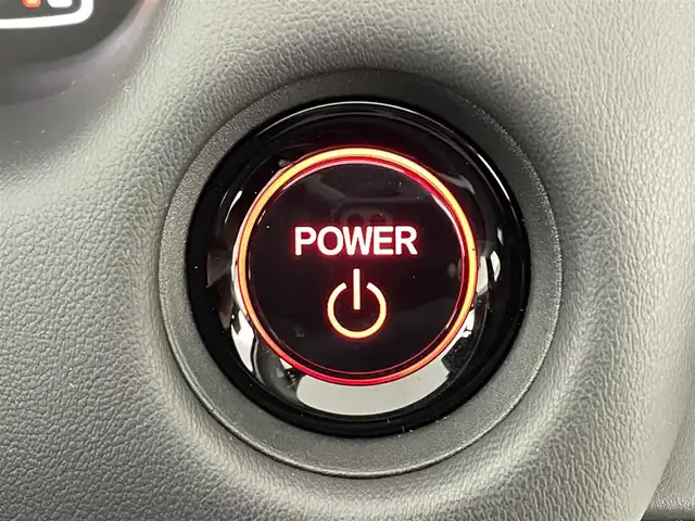 ホンダ フィット e:HEVホーム 福島県 2023(令5)年 2.4万km ゴールド ホンダセンシング/・衝突被害軽減システム/・誤発進抑制機能/・車線逸脱防止機能/・歩行者事故低減システム/・車線維持アシスト/・先行車発進お知らせ機能/・標識認識機能/・コーナーセンサー/純正9インチインターナビ/・フルセグ/TV/BT/SD/CD/DVD/USB/AM/FM/バックカメラ/ACC/LEDオートライト/・フォグランプ/・オートハイビーム/・オートマチックハイビーム/ハーフレザーシート/・チップアップシート/純正アルミホイール付きサマータイヤ/革ステアリング/・ステアリングリモコン/電子パーキング/・ブレーキホールド/電動格納ミラー/・ウィンカーミラー/・オートミラー/アイドリングストップ/ETC/前後ドラレコ/純正ドアバイザー/純正フロアマット/プッシュスタート/・スマートキー/・スペアキー