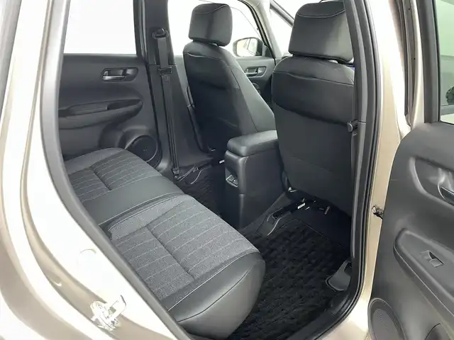 ホンダ フィット e:HEVホーム 福島県 2023(令5)年 2.4万km ゴールド ホンダセンシング/・衝突被害軽減システム/・誤発進抑制機能/・車線逸脱防止機能/・歩行者事故低減システム/・車線維持アシスト/・先行車発進お知らせ機能/・標識認識機能/・コーナーセンサー/純正9インチインターナビ/・フルセグ/TV/BT/SD/CD/DVD/USB/AM/FM/バックカメラ/ACC/LEDオートライト/・フォグランプ/・オートハイビーム/・オートマチックハイビーム/ハーフレザーシート/・チップアップシート/純正アルミホイール付きサマータイヤ/革ステアリング/・ステアリングリモコン/電子パーキング/・ブレーキホールド/電動格納ミラー/・ウィンカーミラー/・オートミラー/アイドリングストップ/ETC/前後ドラレコ/純正ドアバイザー/純正フロアマット/プッシュスタート/・スマートキー/・スペアキー