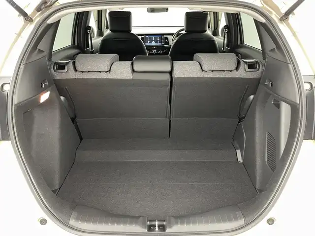 ホンダ フィット e:HEVホーム 福島県 2023(令5)年 2.4万km ゴールド ホンダセンシング/・衝突被害軽減システム/・誤発進抑制機能/・車線逸脱防止機能/・歩行者事故低減システム/・車線維持アシスト/・先行車発進お知らせ機能/・標識認識機能/・コーナーセンサー/純正9インチインターナビ/・フルセグ/TV/BT/SD/CD/DVD/USB/AM/FM/バックカメラ/ACC/LEDオートライト/・フォグランプ/・オートハイビーム/・オートマチックハイビーム/ハーフレザーシート/・チップアップシート/純正アルミホイール付きサマータイヤ/革ステアリング/・ステアリングリモコン/電子パーキング/・ブレーキホールド/電動格納ミラー/・ウィンカーミラー/・オートミラー/アイドリングストップ/ETC/前後ドラレコ/純正ドアバイザー/純正フロアマット/プッシュスタート/・スマートキー/・スペアキー