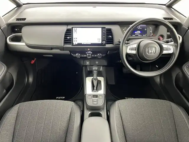 ホンダ フィット e:HEVホーム 福島県 2023(令5)年 2.4万km ゴールド ホンダセンシング/・衝突被害軽減システム/・誤発進抑制機能/・車線逸脱防止機能/・歩行者事故低減システム/・車線維持アシスト/・先行車発進お知らせ機能/・標識認識機能/・コーナーセンサー/純正9インチインターナビ/・フルセグ/TV/BT/SD/CD/DVD/USB/AM/FM/バックカメラ/ACC/LEDオートライト/・フォグランプ/・オートハイビーム/・オートマチックハイビーム/ハーフレザーシート/・チップアップシート/純正アルミホイール付きサマータイヤ/革ステアリング/・ステアリングリモコン/電子パーキング/・ブレーキホールド/電動格納ミラー/・ウィンカーミラー/・オートミラー/アイドリングストップ/ETC/前後ドラレコ/純正ドアバイザー/純正フロアマット/プッシュスタート/・スマートキー/・スペアキー