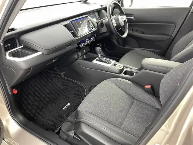 ホンダ フィット e:HEVホーム 福島県 2023(令5)年 2.4万km ゴールド ホンダセンシング/・衝突被害軽減システム/・誤発進抑制機能/・車線逸脱防止機能/・歩行者事故低減システム/・車線維持アシスト/・先行車発進お知らせ機能/・標識認識機能/・コーナーセンサー/純正9インチインターナビ/・フルセグ/TV/BT/SD/CD/DVD/USB/AM/FM/バックカメラ/ACC/LEDオートライト/・フォグランプ/・オートハイビーム/・オートマチックハイビーム/ハーフレザーシート/・チップアップシート/純正アルミホイール付きサマータイヤ/革ステアリング/・ステアリングリモコン/電子パーキング/・ブレーキホールド/電動格納ミラー/・ウィンカーミラー/・オートミラー/アイドリングストップ/ETC/前後ドラレコ/純正ドアバイザー/純正フロアマット/プッシュスタート/・スマートキー/・スペアキー